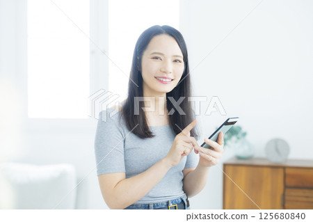 觀看智能手機的婦女 125680840