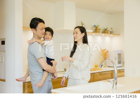 站立在廚房裡的夫婦 125681416