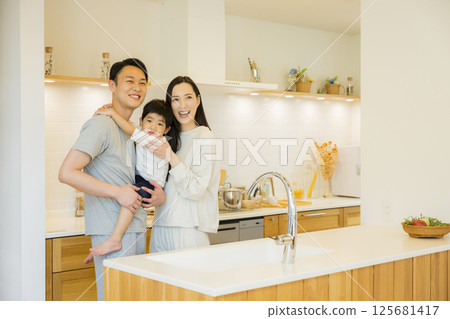 站立在廚房裡的夫婦 125681417