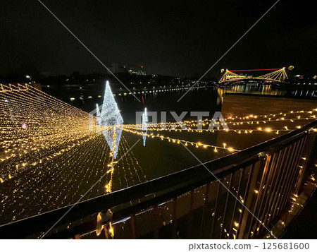 富岩運河環水公園的燈光秀(富山縣富山市) 富岩運河環水公園的燈光秀(富山縣富山市) 125681600