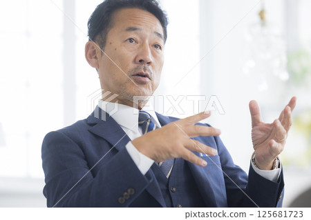 正在接受採訪的商人 125681723