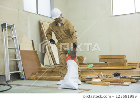 工人們在拆除現場工作 工人們在拆除現場工作 125681989