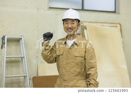 工人們在拆除現場工作 125681993