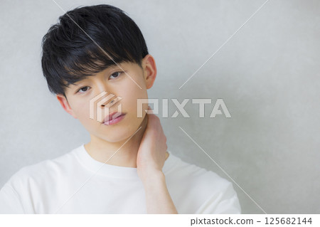 穿著白色T恤的男人 穿著白色T恤的男人 125682144