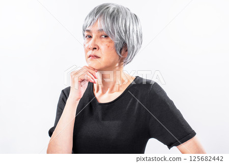 一位目光冷漠、頭髮灰白的老年婦女 125682442