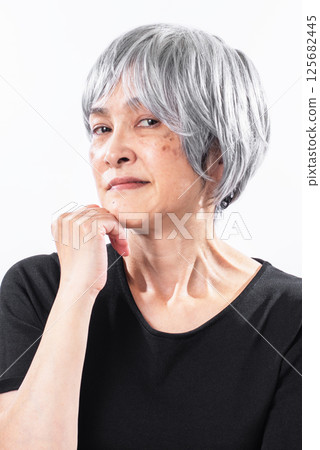 認為用他的在他的下巴的手的一名資深婦女 125682445