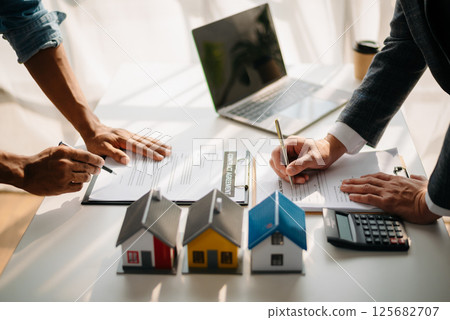 Salesman Hands On House Model , Small Toy House Small Mortgage Property insurance and concepts real estate Salesman Hands On House Model , Small Toy House Small Mortgage Property insurance and concepts real estate 125682707