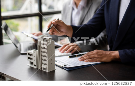 Salesman Hands On House Model , Small Toy House Small Mortgage Property insurance and concepts real estat Salesman Hands On House Model , Small Toy House Small Mortgage Property insurance and concepts real estat 125682827