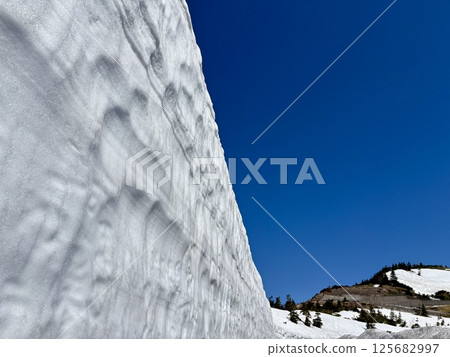 夏季道路剛通車的石峠_雪牆_黃金周 夏季道路剛通車的石峠_雪牆_黃金周 125682997