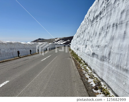 夏季道路剛通車的石峠_雪牆_黃金周 125682999