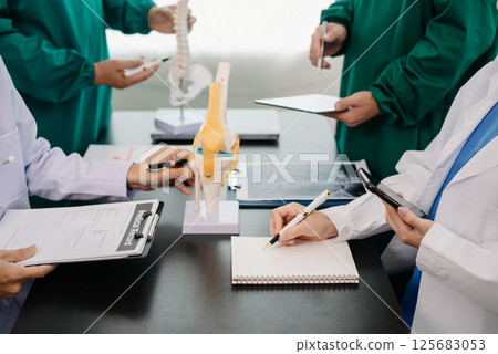 Meeting team of doctor and medical staff Consultation about the treatment of heart disease, pneumonia, gastrointestinal and stomach diseases. and osteoporosis at hospital 125683053