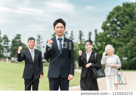 穿著西裝的年輕和年長的男女商人(併購、繼任者、企業繼承、繼承、出售、收購、世代更迭) 穿著西裝的年輕和年長的男女商人(併購、繼任者、企業繼承、繼承、出售、收購、世代更迭) 125683253