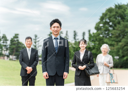 Young and senior male and female businessmen in suits (M&A, succession, business succession, succession, sale, acquisition, generational change) Young and senior male and female businessmen in suits (M&A, succession, business succession, succession, sale, acquisition, generational change) 125683254