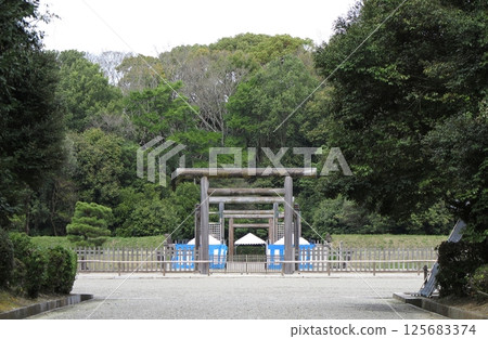 神武天皇陵(上日山東北古墓)的參拜場所 神武天皇陵(上日山東北古墓)的參拜場所 125683374