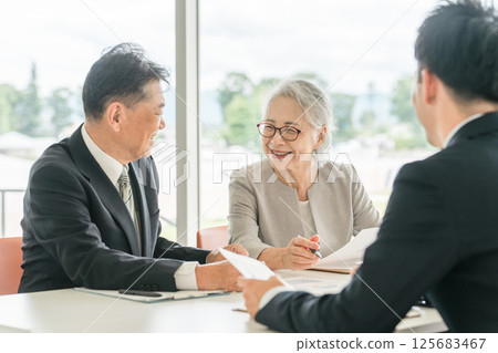Elderly couple checking proposed documents (asset management/consultation/investment/inheritance) 125683467