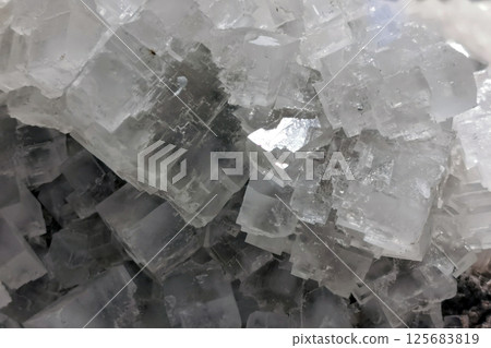 white salt crystal white salt crystal 125683819