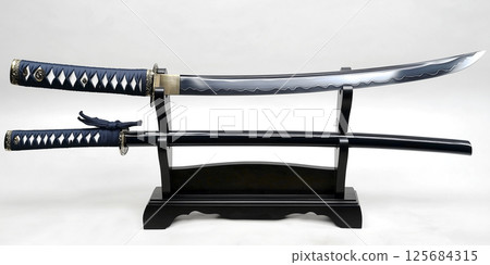 基座上陳列著一把美麗的日本刀。白色背景 基座上陳列著一把美麗的日本刀。白色背景 125684315