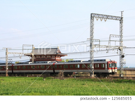 近鐵列車在世界遺產奈良平城宮復原後的朱雀門前行駛。 近鐵列車在世界遺產奈良平城宮復原後的朱雀門前行駛。 125685055