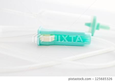 打開後靜脈輸液管的特寫照片 125685326
