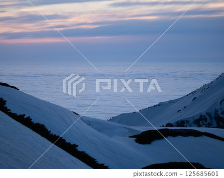 Sea of clouds in the direction of Toyama Bay as seen from Tateyama Murodo 125685601