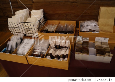 Hotel amenities 125685917