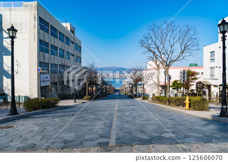 A town with a slope 125686070