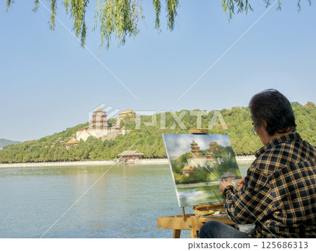 頤和園昆明湖邊的畫家 頤和園昆明湖邊的畫家 125686313