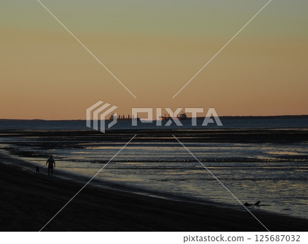 澳洲昆士蘭州利利海灘南，黃昏即將來臨 125687032