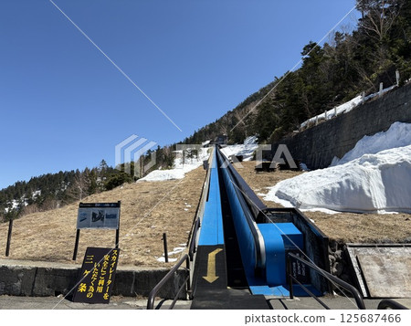 Skyrator at Shiga Kogen Yokoteyama Ski Resort_Golden Week with remaining snow 125687466