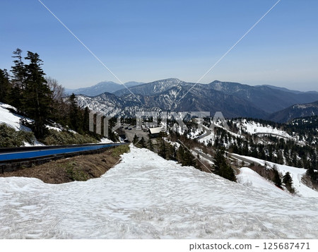 Skyrator at Shiga Kogen Yokoteyama Ski Resort_Golden Week with remaining snow 125687471