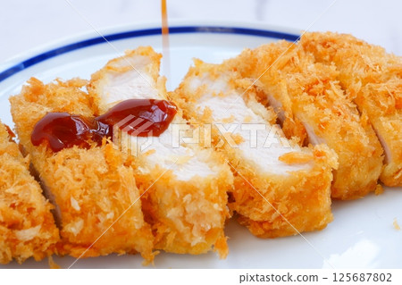Freshly fried, crispy and delicious pork cutlet (loin cutlet) 125687802