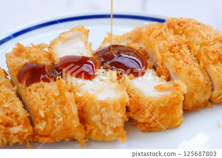剛炸好的炸豬排（裡肌肉排）口感酥脆，味道鮮美。 125687803
