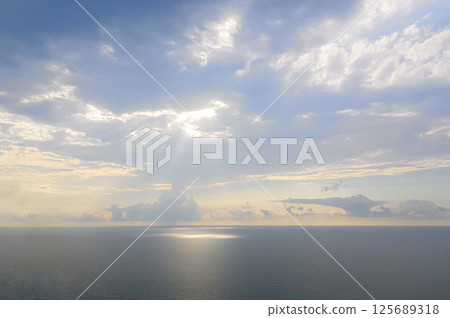 Sun light on sea, perfect nature background 125689318