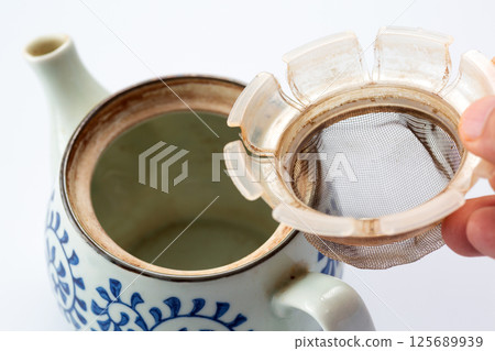 沾滿茶漬的茶壺和茶濾 125689939