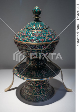 故宮博物院收藏 金胎綠琺瑯嵌紅寶石高足蓋碗 故宮博物院收藏 金胎綠琺瑯嵌紅寶石高足蓋碗 125691001