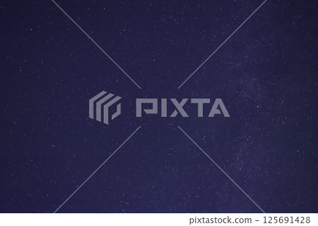 Looking up at the starry sky (wallpaper material) Looking up at the starry sky (wallpaper material) 125691428