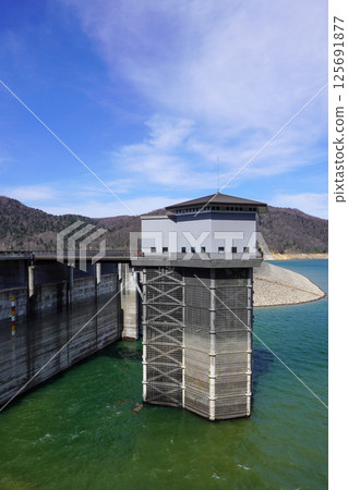 Lake Chubetsu (Chubetsu Dam) seen from the dam summit plaza 125691877
