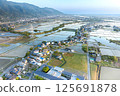 Aerial view of houses flowing among rice fields 125691878