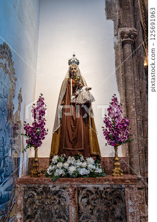 Setubal, Portugal - Feb 28, 2025: Interior of Monastery of Jesus of Setubal in Portugal. Church of the former Monastery 125691963