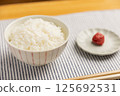 醃梅和白米飯 125692531