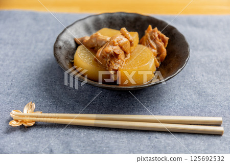 燉雞肉和蘿蔔 125692532