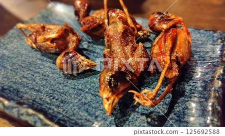 Round grilled sparrows Round grilled sparrows 125692588