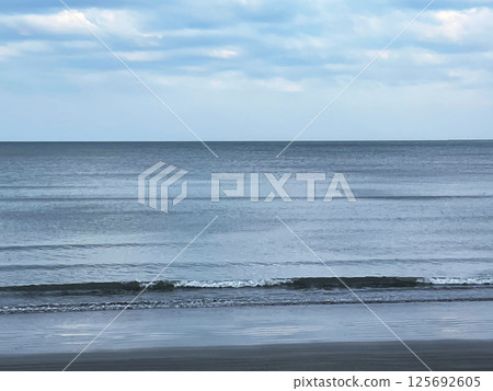Horizon at dawn 125692605