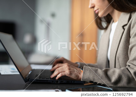Business woman with laptop working in the office 125692794