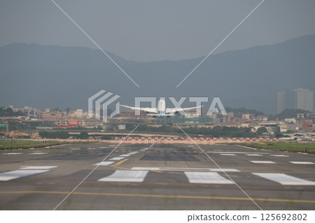 飛機起飛 125692802