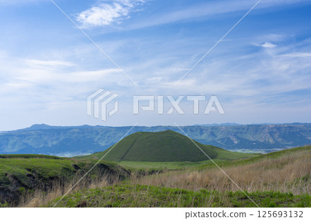 Yonezuka (Aso City) dyed green in early summer Yonezuka (Aso City) dyed green in early summer 125693132