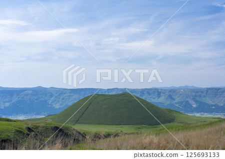 初夏染成綠色的米塚(阿蘇市) 初夏染成綠色的米塚(阿蘇市) 125693133