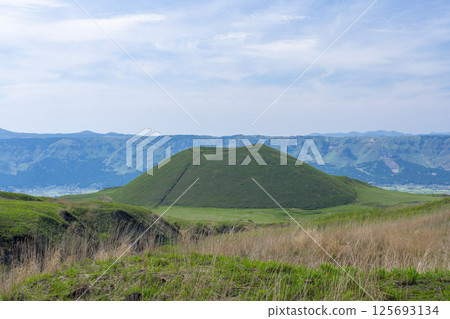 初夏染成綠色的米塚(阿蘇市) 初夏染成綠色的米塚(阿蘇市) 125693134