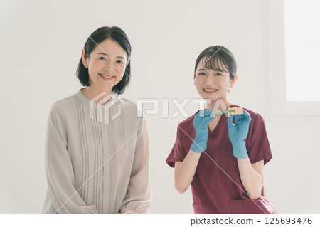 牙齒衛生員給予刷牙指導 125693476