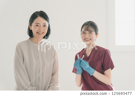 一位 50 多歲的女性在牙科診所製作夜間護齒 125693477